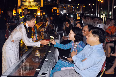 Các nghệ sỹ giao lưu với đại biểu tại chương trình.