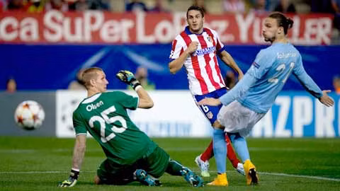 Việc 2 đối thủ trực tiếp phải tiêu diệt nhau ở trận El Clasico là cơ hội để Atletico (giữa) giành chiến thắng và bứt lên