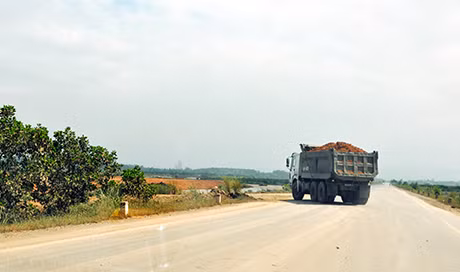 Tuy nhiên hiện nay, một số đoạn, tuyến đi qua huyện Hoành Bồ đang xảy ra tình trạng các xe chở đất đá, vật liệu xây dựng quá tải, không phủ bạt hoạt động thường xuyên gây ô nhiễm môi trường và ảnh hưởng đến việc tham gia giao thông của người dân (ảnh 2, 3).
