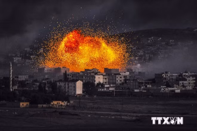 Thị trấn Kobane sau một vụ nổ, nhìn từ làng Mursitpinar, tỉnh Sanliurfa, Thổ Nhĩ Kỳ. Ảnh minh họa. (Nguồn: AFP/TTXVN)