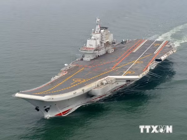 Tàu sân bay Liêu Ninh trong chuyến vận hành thử trên biển. (Nguồn: THX/ TTXVN)
