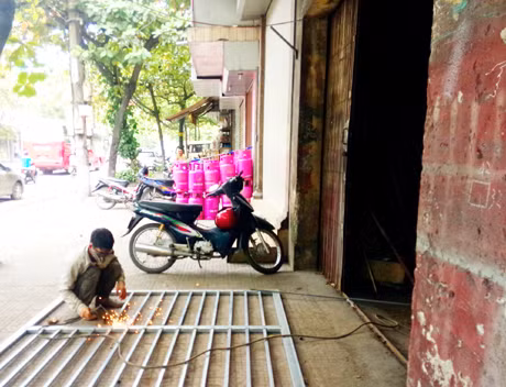 Trong các khu dân cư, đặc biệt là ở đô thị hiện tiềm ẩn nhiều nguy cơ cháy, nổ. Đến đâu cũng rất dễ thấy nguy cơ cháy, nổ có thể xảy ra bất cứ lúc nào nếu mỗi người dân, chủ cơ sở sản xuất, kinh doanh vẫn còn chủ quan, lơ là như cửa hàng gas, cửa hàng hàn xì nằm cạnh nhau trên đường Bà Triệu, phường Cẩm Đông, TP Cẩm Phả.