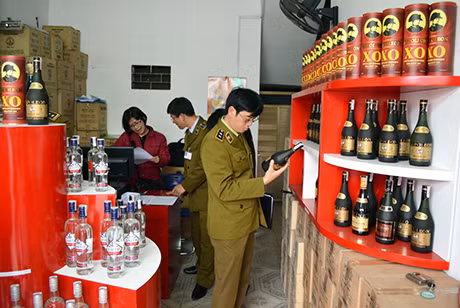Lực lượng Quản lý thị trường tỉnh kiểm tra việc thực hiện các quy định về sản xuất, kinh doanh rượu tại Cửa hàng giới thiệu sản phẩm rượu Bình Tây (92 Kênh Liêm, TP Hạ Long).