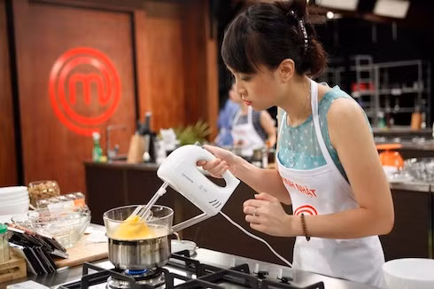 Minh Nhật đang làm món bánh.