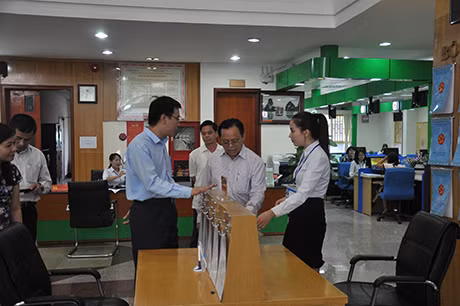 Đoàn công tác của Học viện Chính trị Quốc gia Hồ Chí Minh đã tham quan hoạt động của Trung tâm Hành chính tỉnh.