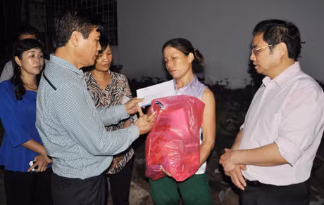 Tổng Biên tập Báo Quảng Ninh Nguyễn Tiến Mạnh trao hỗ trợ cho gia đình bị thiệt hại do sự cố vỡ đập Đầm Hà Động.