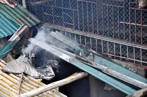 Khói bốc liên tục bốc lên không ngớt.