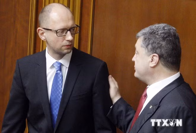  Tổng thống Ukraine Petro Poroshenko (phải) và Thủ tướng Arseniy Yatsenyuk (trái) sau phiên họp quốc hội ở Kiev. (Nguồn: AFP/TTXVN)