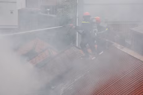 Khói bóc lên nghi ngút.