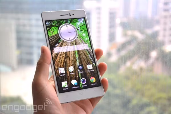Mặt trước chiếc OPPO R5 với thiết kế khá vuông vức và nam tính.