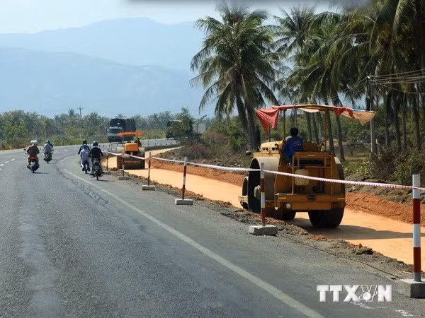 Thi công Dự án cải tạo, mở rộng Quốc lộ 1. (Ảnh: Ngọc Hà/TTXVN)