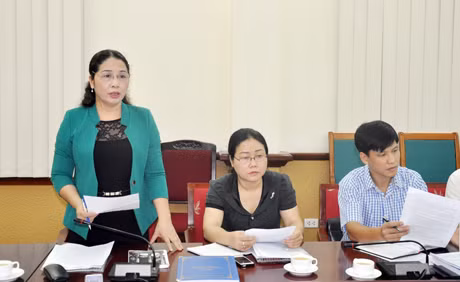 Đồng chí Vũ Liên Oanh, Giám đốc Sở GD&ĐT báo cáo ngắn gọn một số nội dung liên quan đến lộ trình, kế hoạch triển khai các bước tiếp theo để Trường ĐH Hạ Long đi vào hoạt động