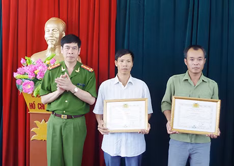 Đại tá Phí Văn Minh, Giám đốc CS PCCC tỉnh tặng giấy khen cho 2 cá nhân có thành tích xuất sắc