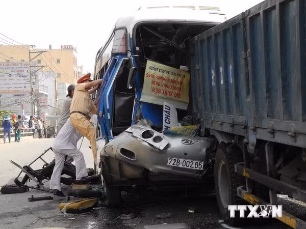 Hiện trường một vụ tai nạn giao thông nghiêm trọng. (Ảnh: TTXVN)