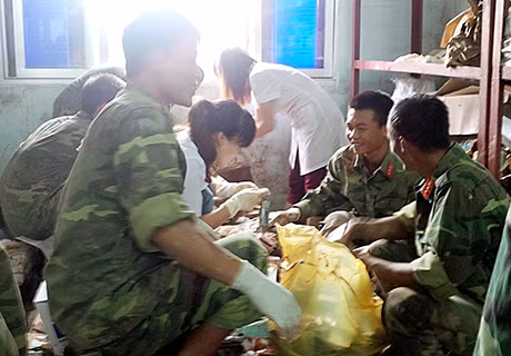 Toàn bộ kho thuốc của Trung tâm Y tế huyện Đầm Hà đã bị ngập trong nước không sử dụng được.