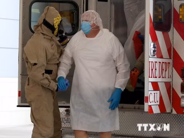Một bệnh nhân bị nghi nhiễm Ebola được chuyển đến bệnh viện ở Dallas, hôm 8/10. (Ảnh: AFP/TTXVN)