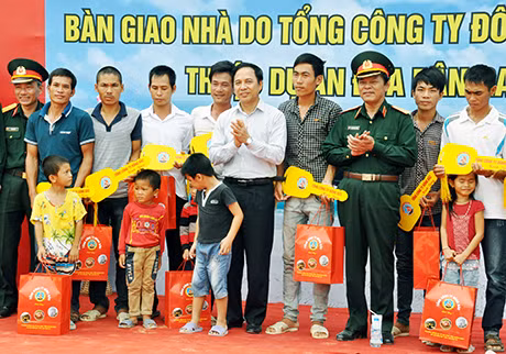 Lãnh đạo UBND tỉnh và Tổng Công ty Đông Bắc trao chìa khoá và tặng quà cho các hộ nhận nhà.