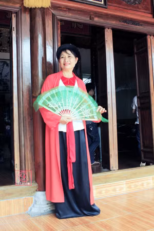 Bà Kim Quy đang biểu diễn tiết mục hát chèo tại Hà Nam (TX Quảng Yên).