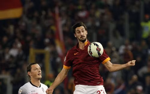 Các cầu thủ AS Roma (áo bã trầu) đã áp sát ngôi đầu bảng của Juventus (Ảnh: Reuters)