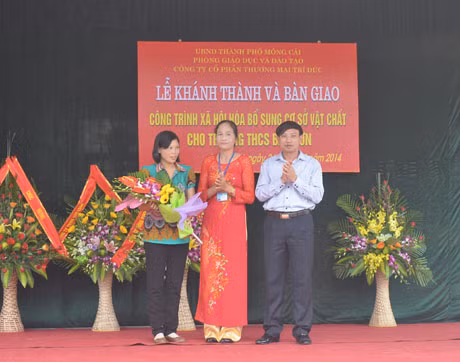Lãnh đạo TP Móng Cái tặng hoa chúc mừng trường THCS Bắc Sơn