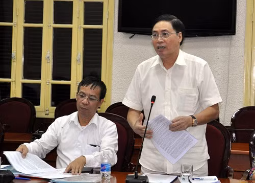 Đồng chí Nguyễn Chí Thăng, Bí thư Thành ủy Cẩm Phả báo cáo Đề án 25 tại cuộc họp.