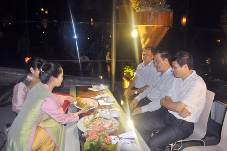 Đại biểu thưởng thức các món ăn trong lễ hội ẩm thức Hoàng triều.