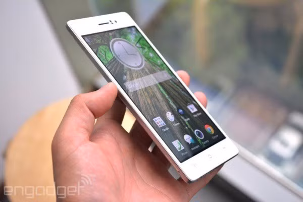 Còn đây là cạnh trái của máy, có lẽ các bạn cũng đã nhận ra điểm trừ của OPPO R5 khi hoàn toàn không có sự xuất hiện của jack cắm tai nghe.