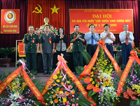 Trung tướng Nguyễn Văn Đạo, Phó Chủ tịch TƯ Hội CCB Việt Nam tặng kỉ niệm chương CCB VN cho các đồng chí lãnh đạo có thành tích góp phần xây dựng Hội vững mạnh. 