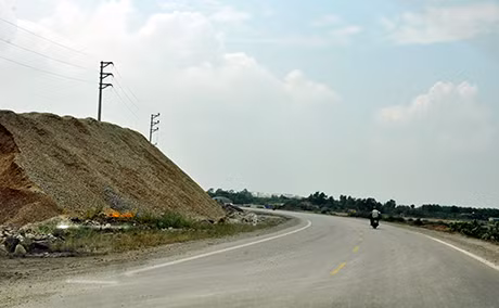 Bên cạnh đó, một số cảng chứa vật liệu xây dựng còn chất thành những đống lớn lấn chiếm dọc hành lang tuyến đường, nguy cơ bồi lấp hệ thống thoát nước mỗi khi mưa xuống (ảnh 5).