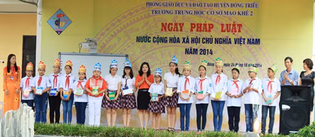 Lãnh đạo Phòng GD và ĐT, địa phương và nhà trường trao giải, tặng sách pháp luật cho học sinh.