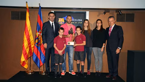 Mascherano nhận phần thưởng bên cạnh chủ tịch Bartomeu (ngoài cùng bên trái)