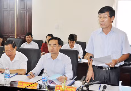 Lãnh đạo TP Uông Bí báo cáo tại buổi làm việc.