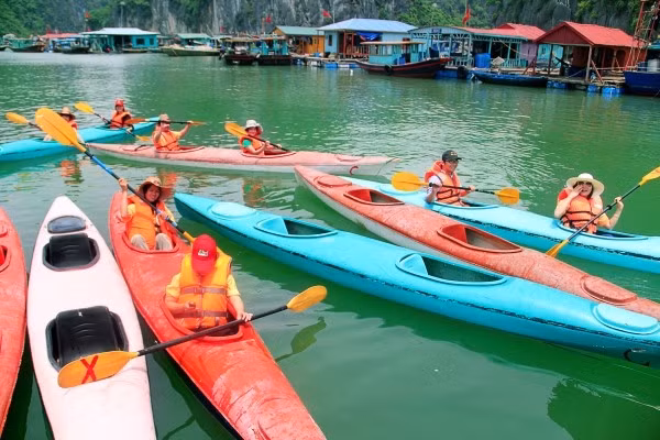 Thuyền kayak đặc trưng bởi những màu sắc sặc sỡ xanh, đỏ hay vàng