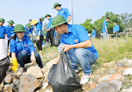 Đoàn Thanh niên các đơn vị (ảnh 4) cũng thường xuyên tổ chức các đợt ra quân tình nguyện thu gom rác thải các khu vực bãi biển, ven bờ Vịnh Hạ Long.