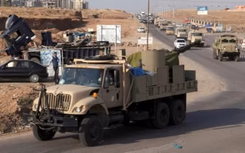 Đoàn xe chở vũ khí đạn dược cùng các chiến binh người Kurd lên đường đến Kobani (Ảnh Reuters)