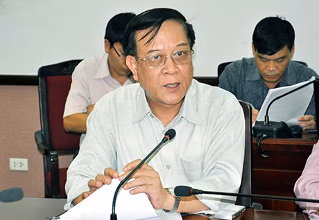 Đồng chí Đỗ Thông, Phó Chủ tịch Thường trực HĐND tỉnh phát biểu tại cuộc họp.