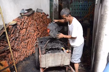 Người dân khu phố giúp gia đình dọn dẹp những thiệt hại sau hỏa hoạn