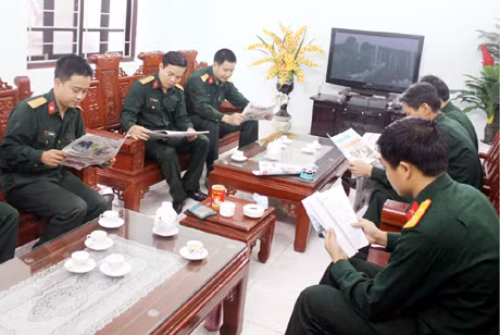 Ban CHQS huyện Bình Liêu thường xuyên tổ chức sinh hoạt chính trị cho cán bộ, chiến sĩ tại đơn vị.