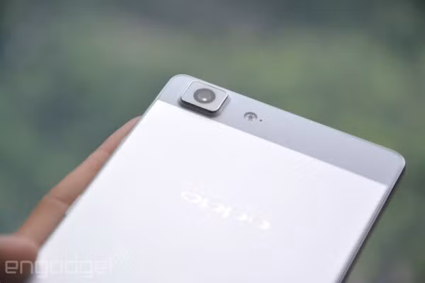 Để đạt được độ mỏng ấn tượng, cụm camera sau của OPPO R5 buộc phải thiết kế lồi lên.