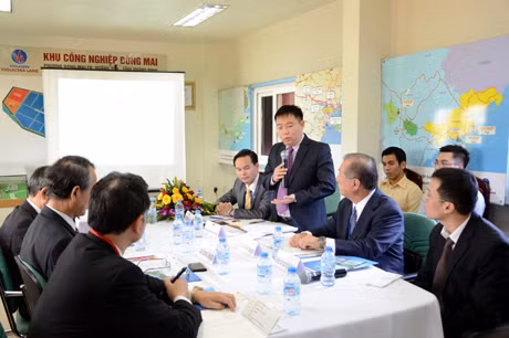 Đại diện Ban Quản lý Khu kinh tế giới thiệu khái quát v các KCN trên địa bàn tỉnh tại KCN Đông Mai (TX Quảng Yên)
