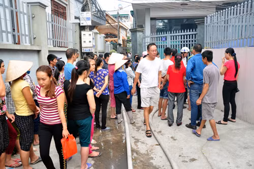 Rất đông người dân theo dõi vụ việc.