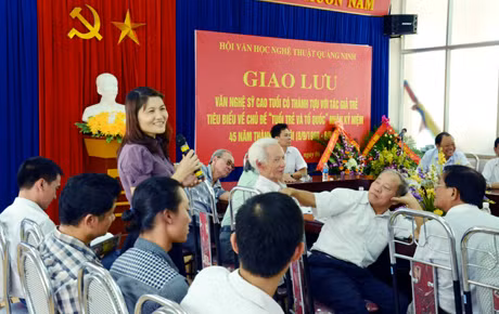 Hoạ sĩ Nguyễn Thị Thiền, thay mặt những nghệ sĩ trẻ phát biểu trong buổi giao lưu, toạ đàm kỷ niệm 45 năm Ngày thành lập Hội VHNT Quảng Ninh.