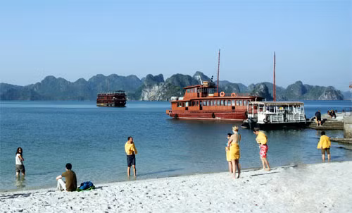 Khách du lịch trong nước và quốc tế thích thú với những khám phá thiên nhiên tại Vịnh Hạ Long.