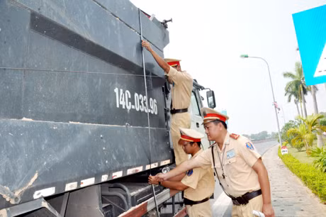 Lực lượng chức năng kiểm tra kích thước thùng xe.