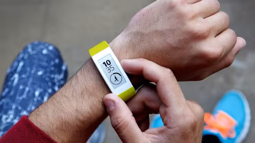 SmartBand Talk tích hợp tính năng cơ bản cùng màu sắc đa dạng.
