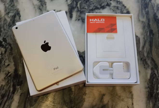 iPad mini 3 có thêm màu vàng. Các phụ kiện đi kèm máy có sách hướng dẫn, sạc, cáp.