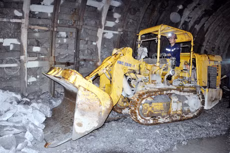 Áp dụng cơ giới hoá sản xuất tại mỏ Than Hà Lầm. Ảnh: Việt Trung (Tạp chí TKV)