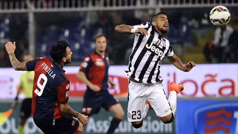 Thất bại trước Genoa cho thấy cỗ máy Juve (phải) đang có vấn đề