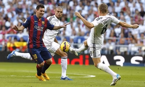 Kroos tỏa sáng trước Barcelona