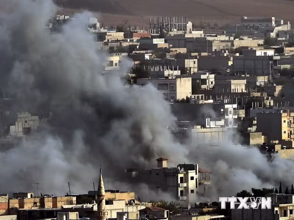 Khói bốc lên sau cuộc không kích của liên quân do Mỹ dẫn đầu vào các mục tiêu của IS ở Kobane ngày 13/10. AFP/(Nguồn: TTXVN)